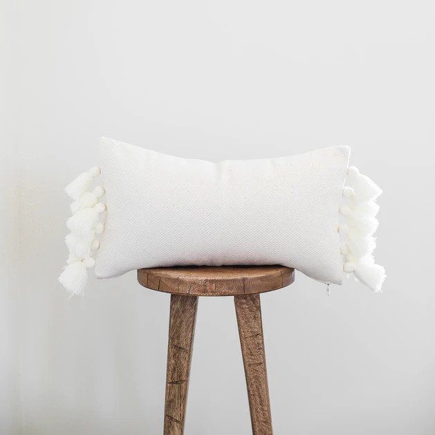 Off White Thick Weave PomLumbar No Insert-20"x12" — view 1
